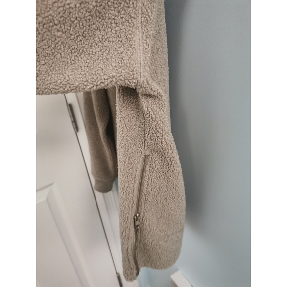 Fluffy Crewneck - Picture 2 of 3